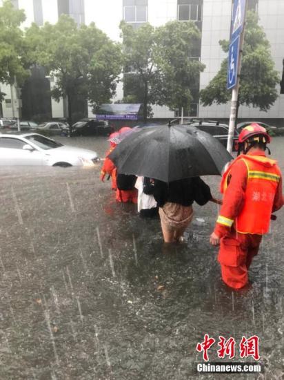 消防官兵共疏散被困群众。 罗磊 摄 消防官兵共疏散被困群众。 罗磊 摄
