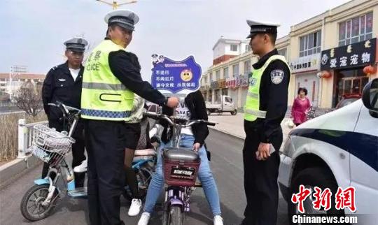 图为逆行电瓶车驾驶员接受交通安全教育。交警供图 图为逆行电瓶车驾驶员接受交通安全教育。交警供图