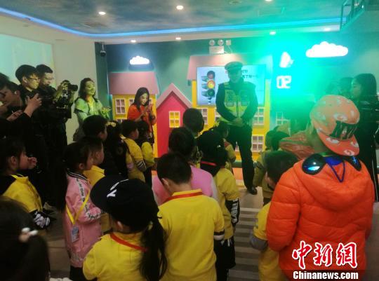 图为交通警察当日到教育馆内为孩子们普及交通安全知识。 刘鹏 摄 图为交通警察当日到教育馆内为孩子们普及交通安全知识。 刘鹏 摄