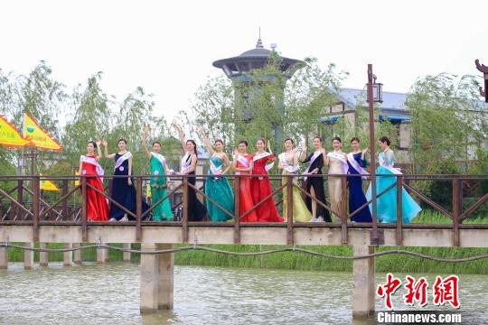 图为25名旅游天使聚扬州高邮湖,开展美丽与公益行。大赛组委会供图 图为25名旅游天使聚扬州高邮湖,开展美丽与公益行。大赛组委会供图