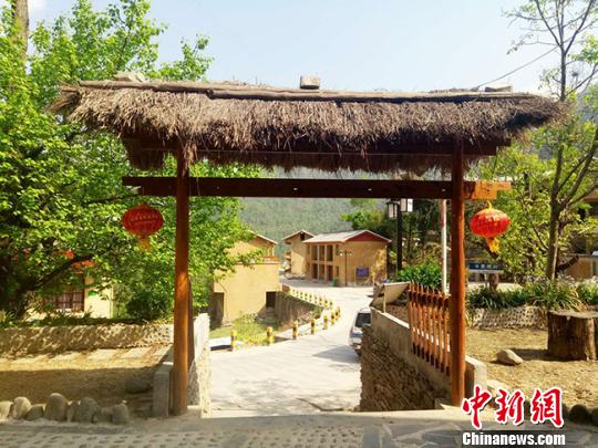 余家河村村民住上了干净整洁的小楼房,村里的黄土路也变成水泥路。 闫姣 摄 余家河村村民住上了干净整洁的小楼房,村里的黄土路也变成水泥路。 闫姣 摄