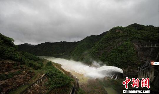 佛子岭水库泄洪 钟欣 摄 佛子岭水库泄洪 钟欣 摄