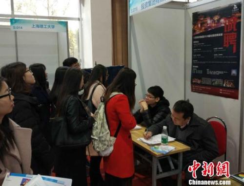 资料图:求职者与用人单位意向交流。 项飞 摄 资料图:求职者与用人单位意向交流。 项飞 摄