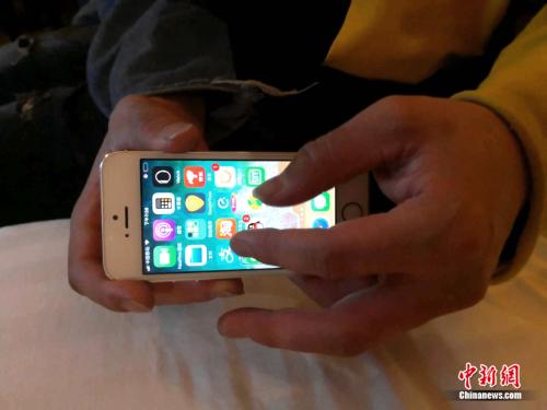 张波在演示他怎么用手机。袁秀月 摄 张波在演示他怎么用手机。袁秀月 摄