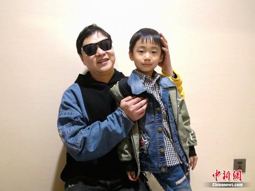 张波和他的儿子。袁秀月 摄 张波和他的儿子。袁秀月 摄