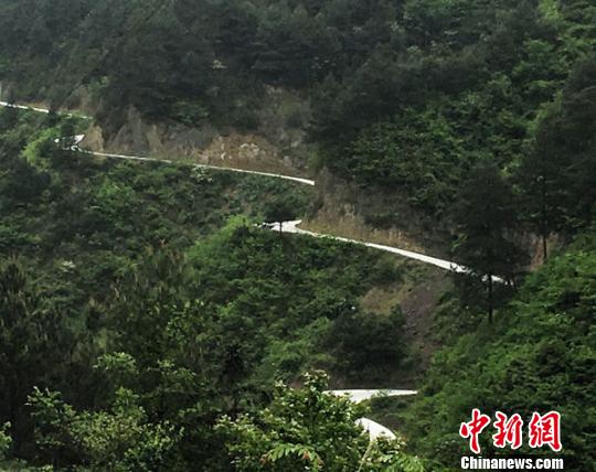 敖寨乡瓮背村新建的走出大山的道路。 杨云 摄 敖寨乡瓮背村新建的走出大山的道路。 杨云 摄