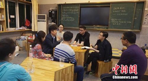 快手行动负责人、PEER志愿者与中方一中校长和教师开展教学讨论 快手行动负责人、PEER志愿者与中方一中校长和教师开展教学讨论