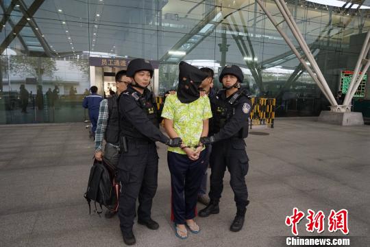 特大跨国贩卖可卡因案嫌犯落网 警方供图 特大跨国贩卖可卡因案嫌犯落网 警方供图