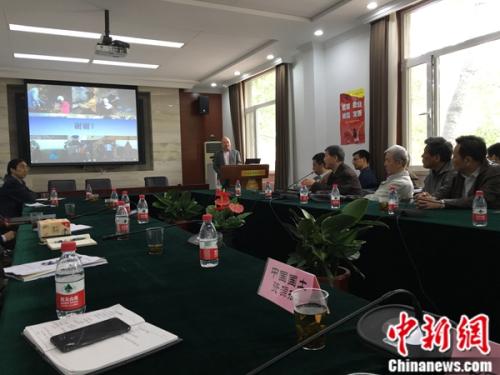 图为朱祥坤介绍团队的科研成果。 图为朱祥坤介绍团队的科研成果。