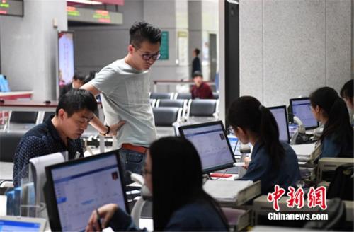 群众来到交通部门窗口咨询事项。王刚 摄 群众来到交通部门窗口咨询事项。王刚 摄