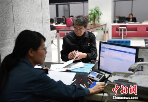 市民在杭州市行政服务中心窗口办理业务。王刚 摄 市民在杭州市行政服务中心窗口办理业务。王刚 摄