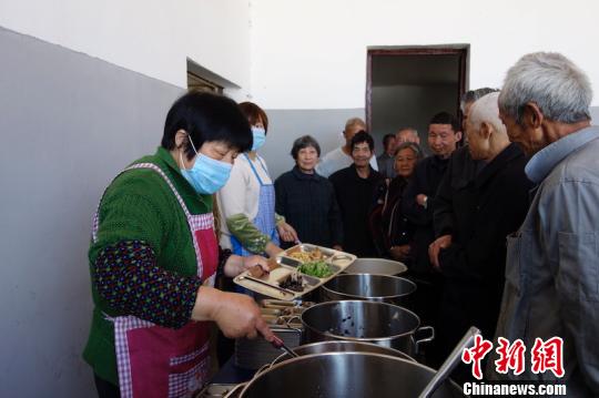 午餐时间到,老人们依次领过餐盘 陈诺 摄 午餐时间到,老人们依次领过餐盘 陈诺 摄