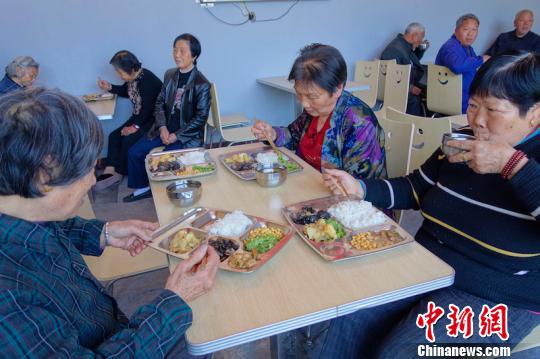 老人们在愉快地用餐 陈诺 摄 老人们在愉快地用餐 陈诺 摄