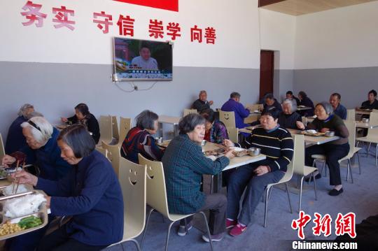 老人们在愉快地用餐 陈诺 摄 老人们在愉快地用餐 陈诺 摄