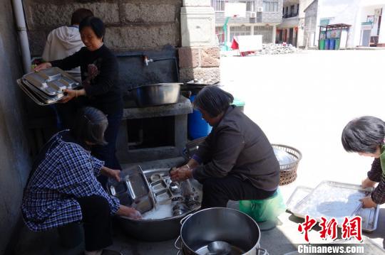吃完午饭,不少老人主动帮忙洗餐盘 陈诺 摄 吃完午饭,不少老人主动帮忙洗餐盘 陈诺 摄