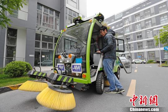 工作人员正在对无人驾驶清洁车进行程序优化调试。 殷立勤 摄 工作人员正在对无人驾驶清洁车进行程序优化调试。 殷立勤 摄