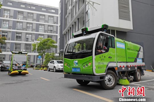 如今,已有两辆无人驾驶清洁车正在进行调试。 殷立勤 摄 如今,已有两辆无人驾驶清洁车正在进行调试。 殷立勤 摄