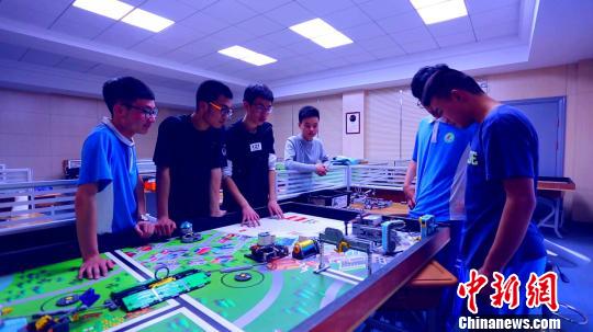 南县一中学生在做科技创新实验 胡建根 摄 南县一中学生在做科技创新实验 胡建根 摄