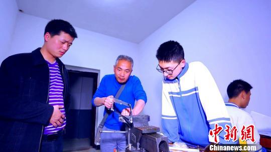 南县一中教师指导学生开展科技创新实践活动 卢静 摄 南县一中教师指导学生开展科技创新实践活动 卢静 摄