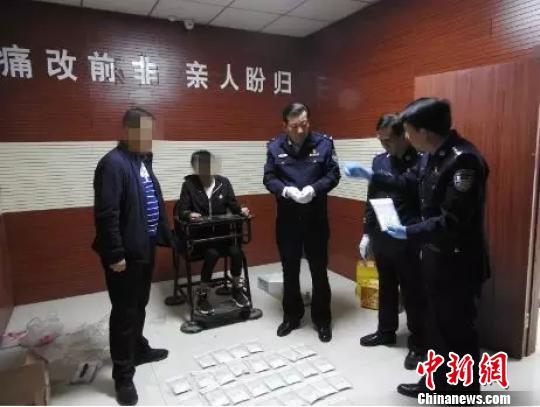 图为警方审讯犯罪嫌疑人。 王成军 摄 图为警方审讯犯罪嫌疑人。 王成军 摄